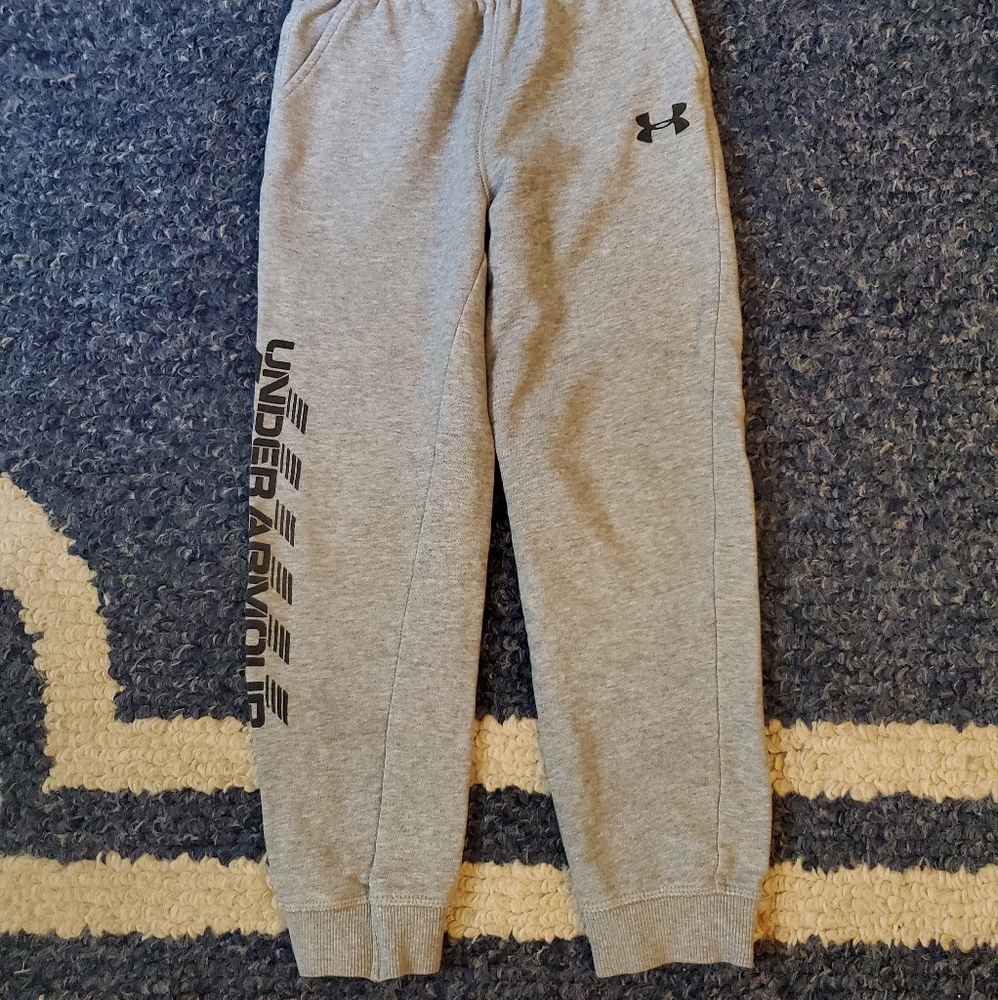 Boys size 7 under armour sweat pants
